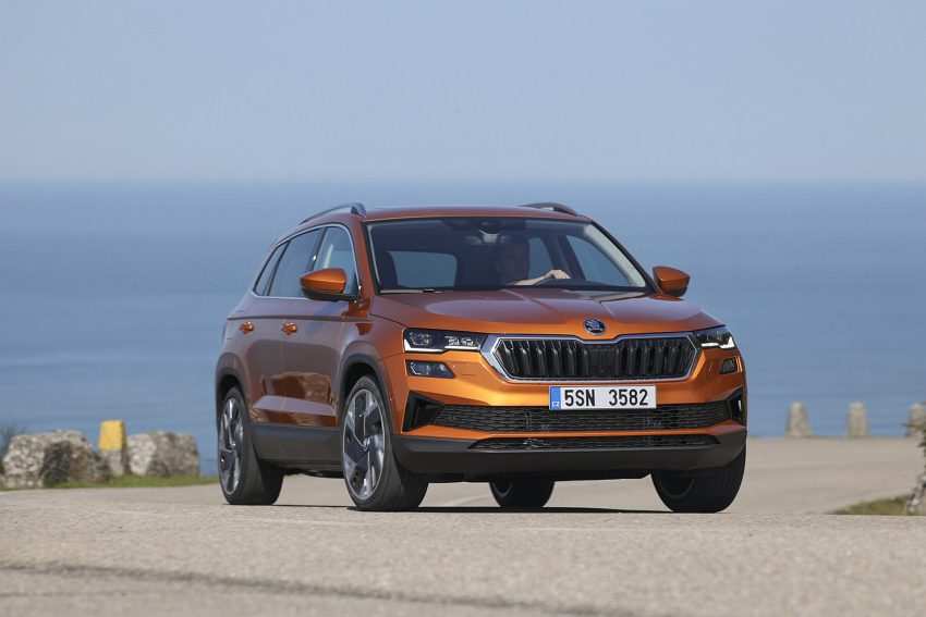 2022 Škoda Karoq Style - Front Three-Quarter Wallpaper 850x567 #11