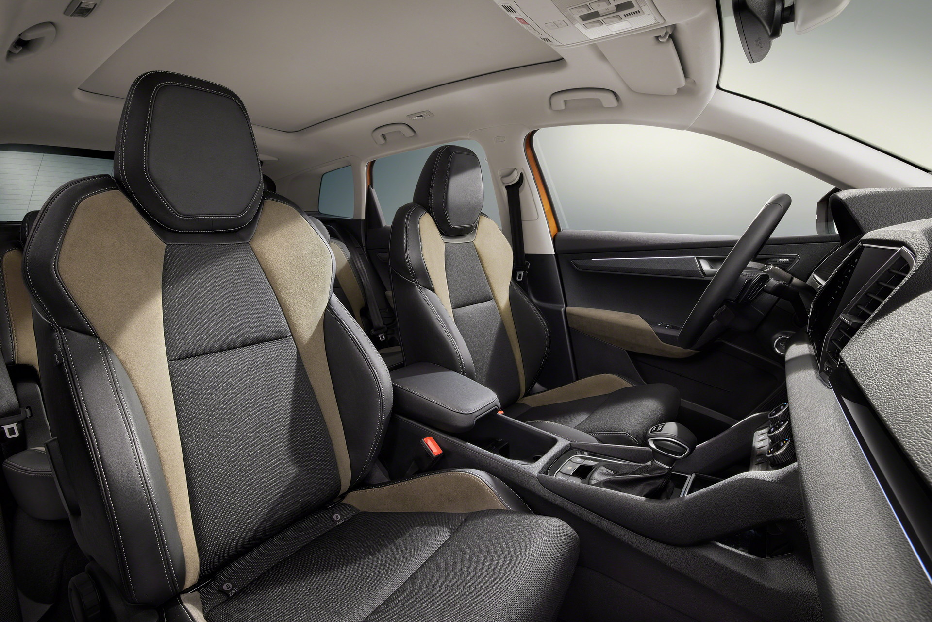 Download 2022 Škoda Karoq Style - Interior, Front Seats HD Wallpaper 1920x1281 #138