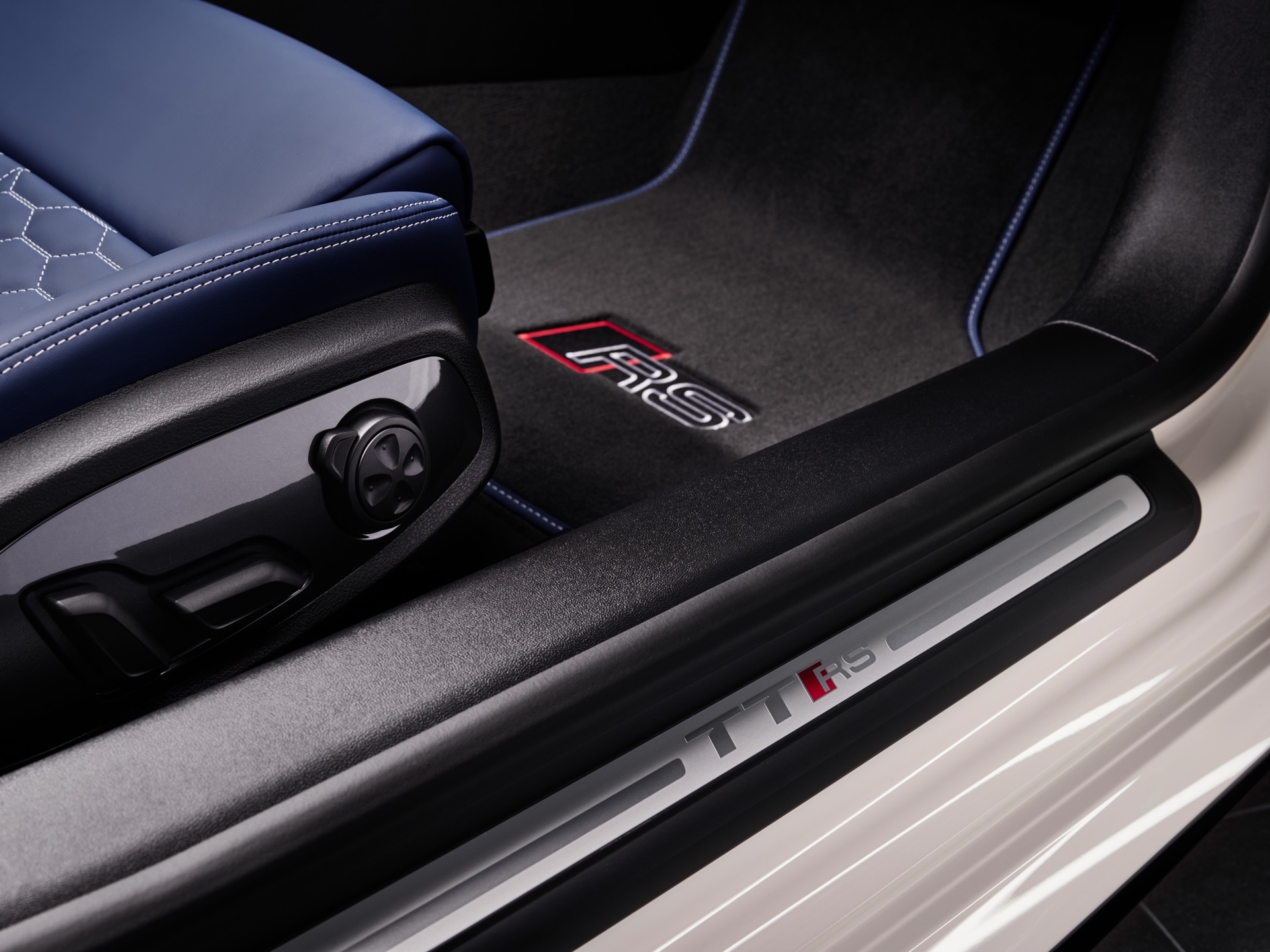 Download 2022 Audi TT RS Heritage Edition - Door Sill HD Wallpaper 1920x1440 #37
