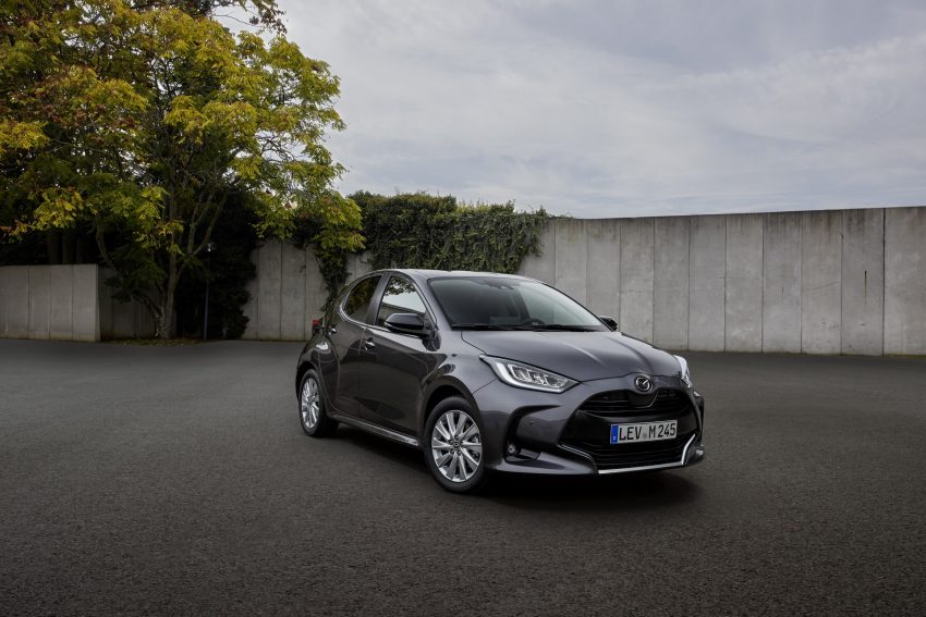 2022 Mazda 2 Hybrid - Front Three-Quarter Wallpaper 850x567 #5