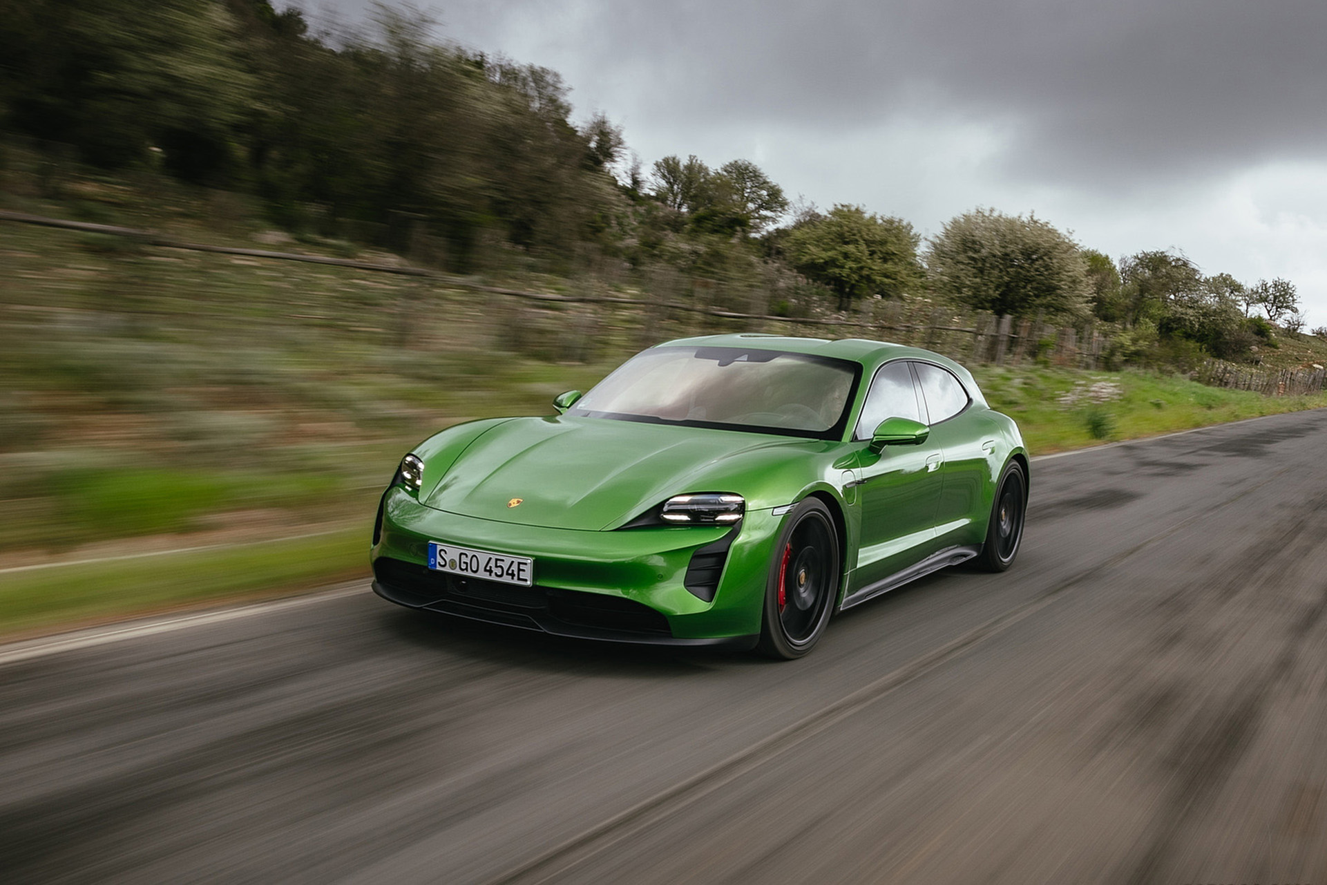 Download 2022 Porsche Taycan GTS Sport Turismo - Front Three-Quarter HD Wallpaper 1921x1281 #28