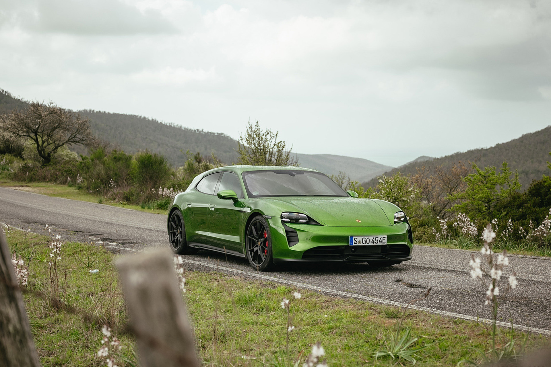 Download 2022 Porsche Taycan GTS Sport Turismo - Front Three-Quarter HD Wallpaper 1920x1280 #48