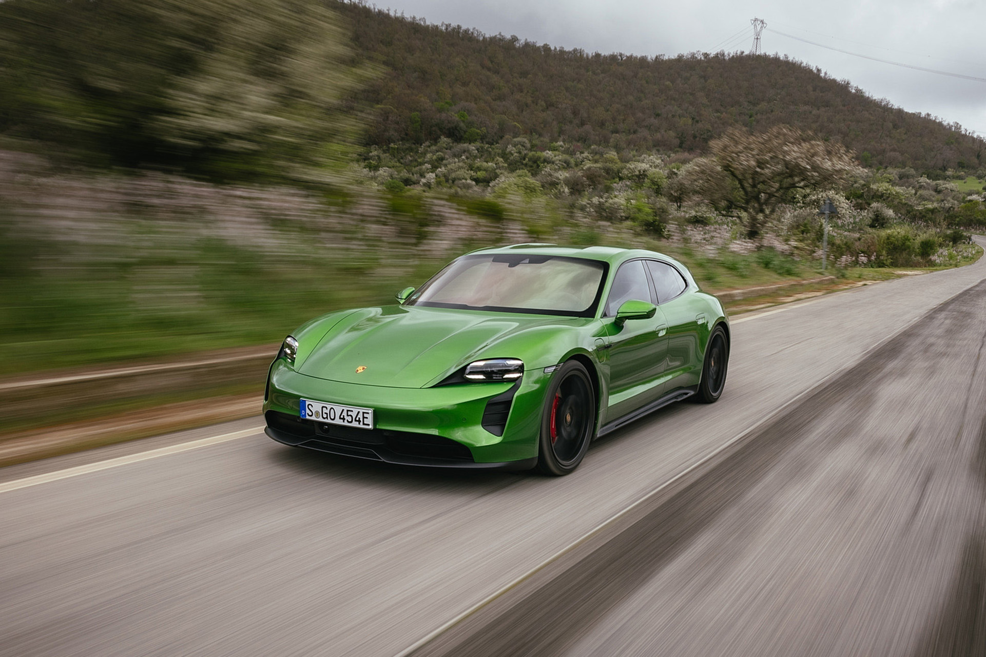 Download 2022 Porsche Taycan GTS Sport Turismo - Front Three-Quarter HD Wallpaper 1921x1280 #29