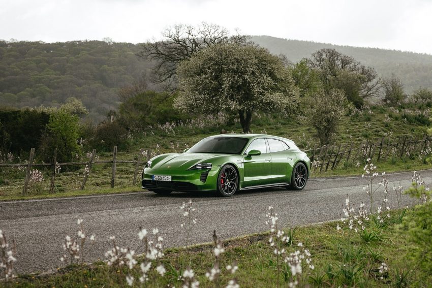 2022 Porsche Taycan GTS Sport Turismo - Front Three-Quarter Wallpaper 850x567 #49