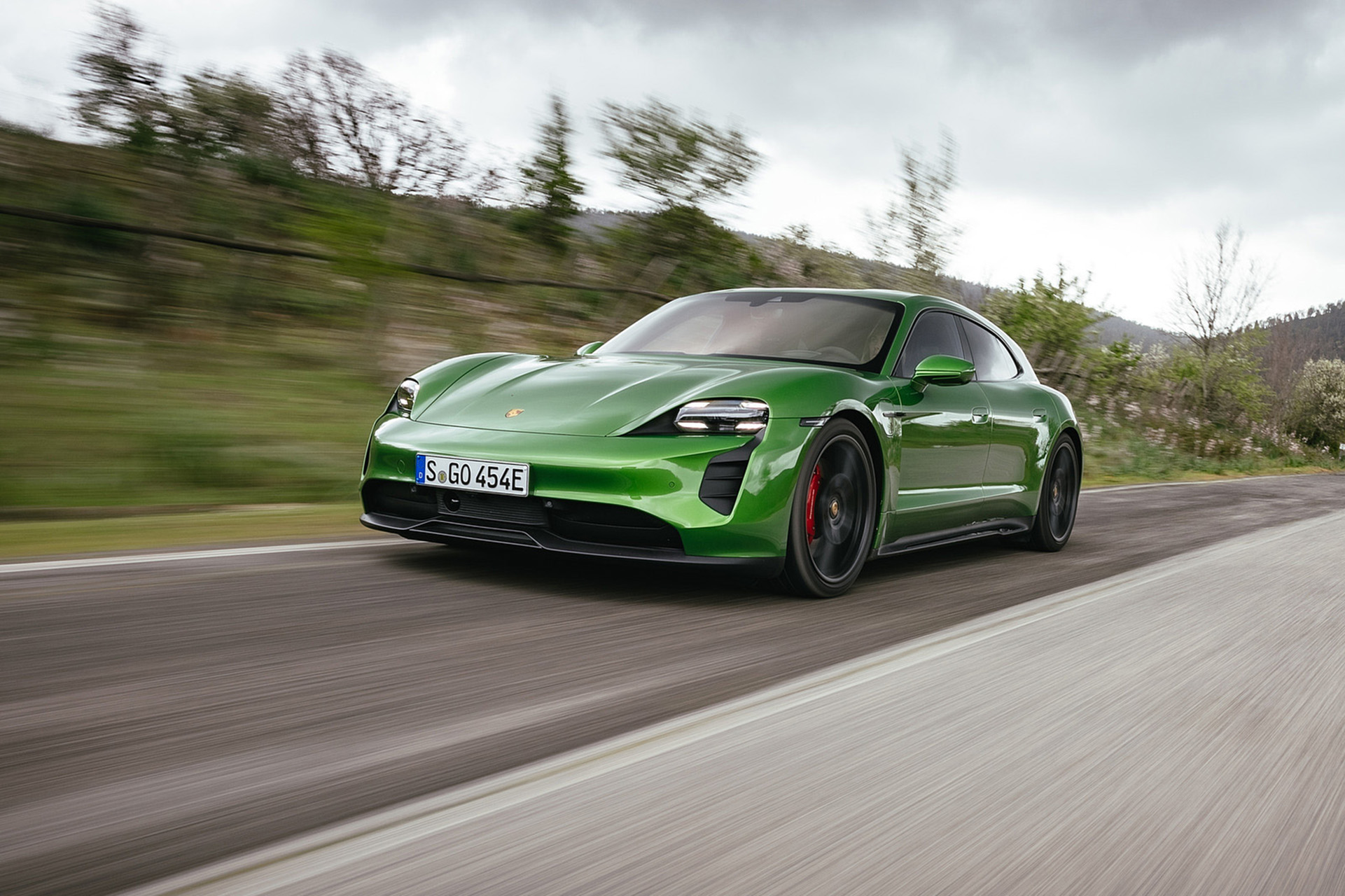 Download 2022 Porsche Taycan GTS Sport Turismo - Front Three-Quarter HD Wallpaper 1921x1280 #30