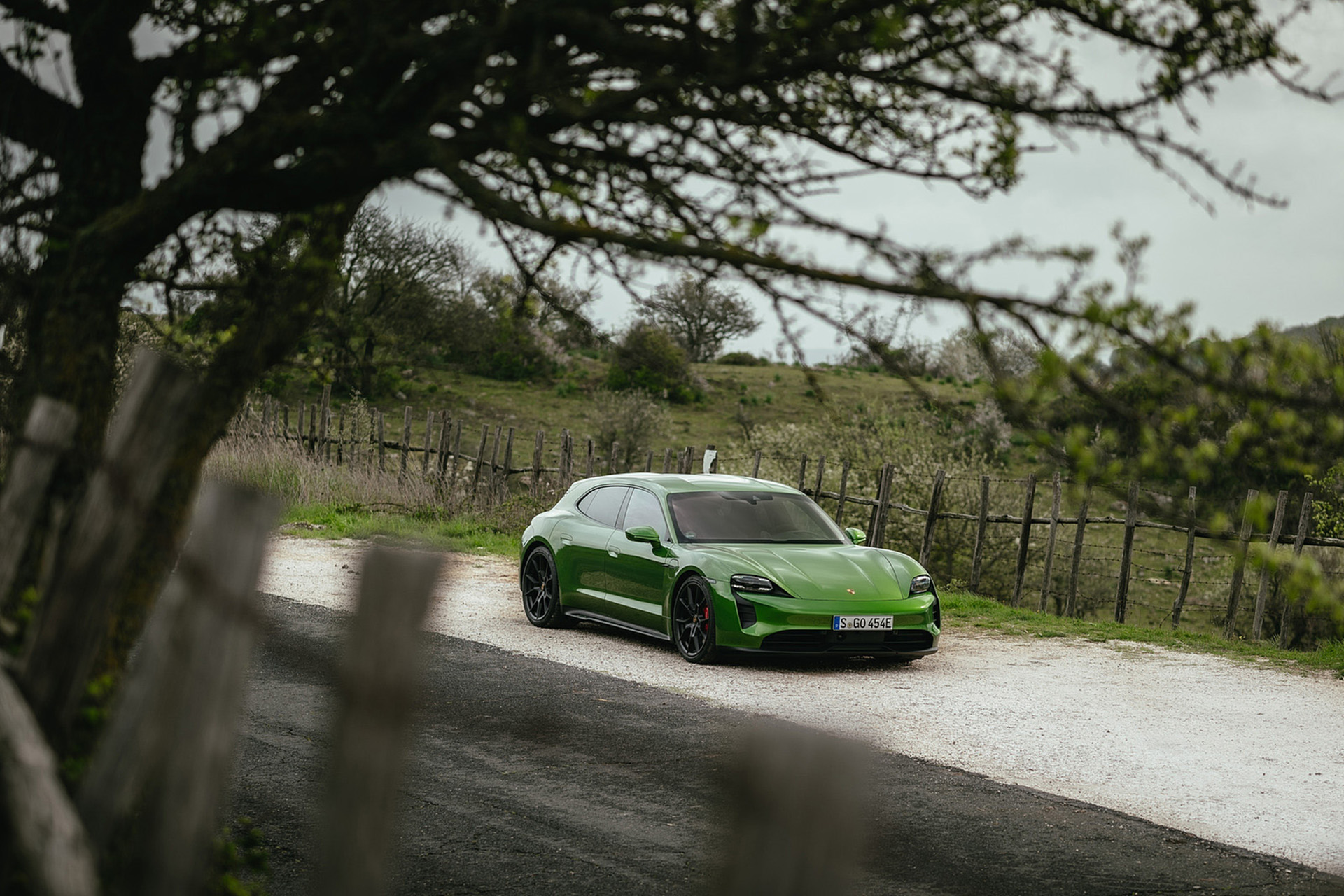 Download 2022 Porsche Taycan GTS Sport Turismo - Front Three-Quarter HD Wallpaper 1920x1280 #50