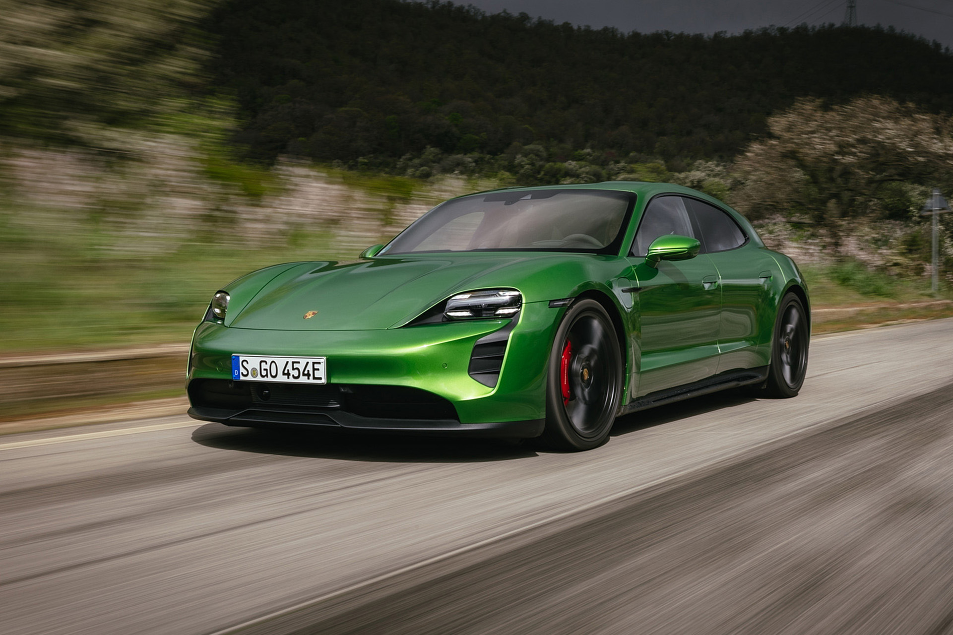 Download 2022 Porsche Taycan GTS Sport Turismo - Front Three-Quarter HD Wallpaper 1921x1280 #31