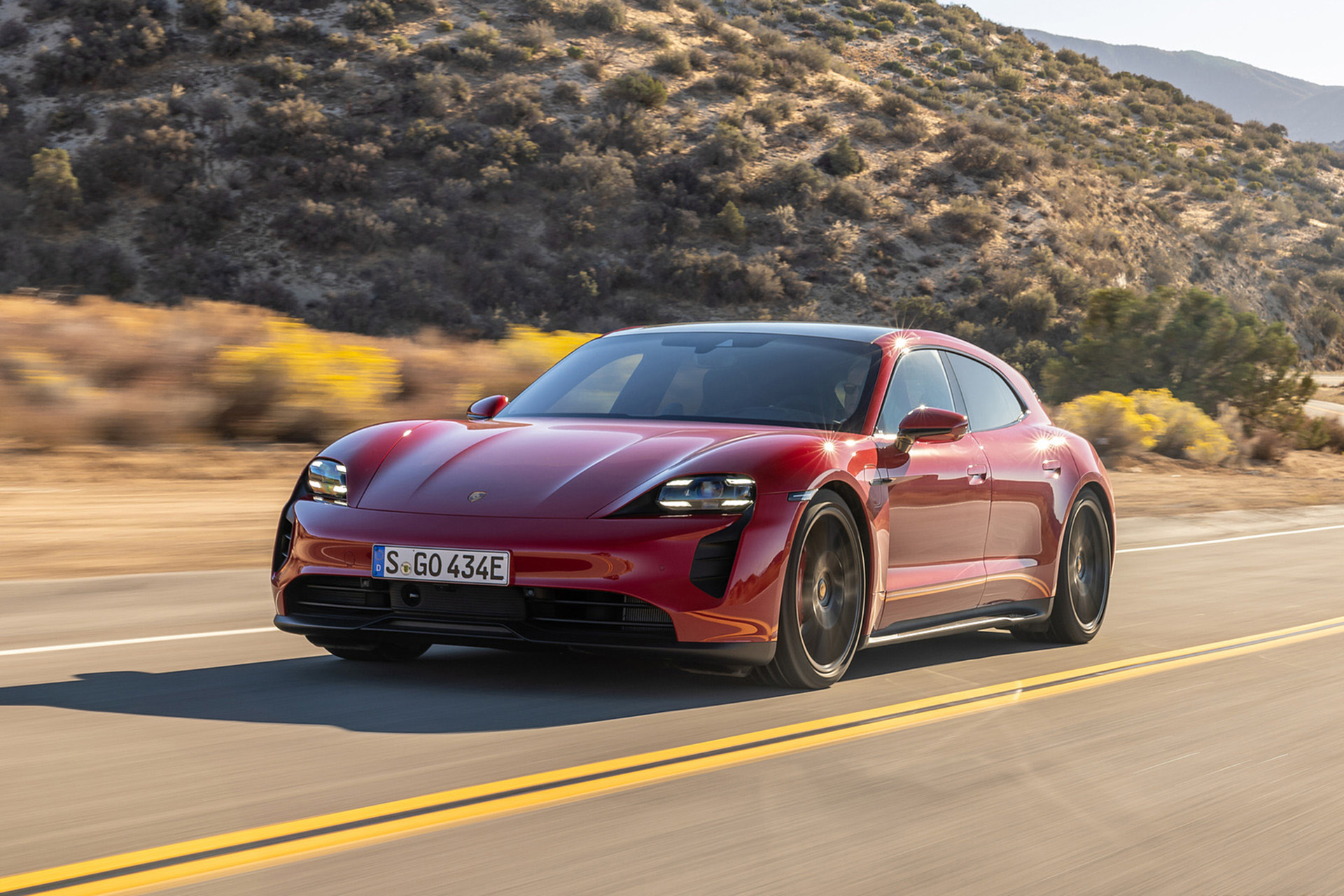 Download 2022 Porsche Taycan GTS Sport Turismo - Front Three-Quarter HD Wallpaper 1920x1280 #2