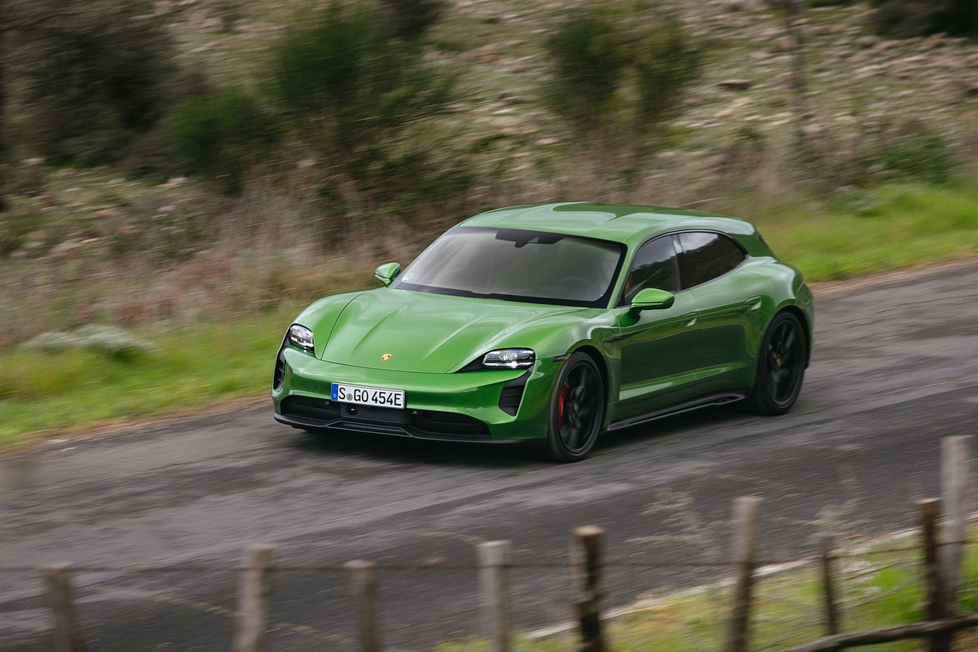 Download 2022 Porsche Taycan GTS Sport Turismo - Front Three-Quarter HD Wallpaper 1921x1280 #39