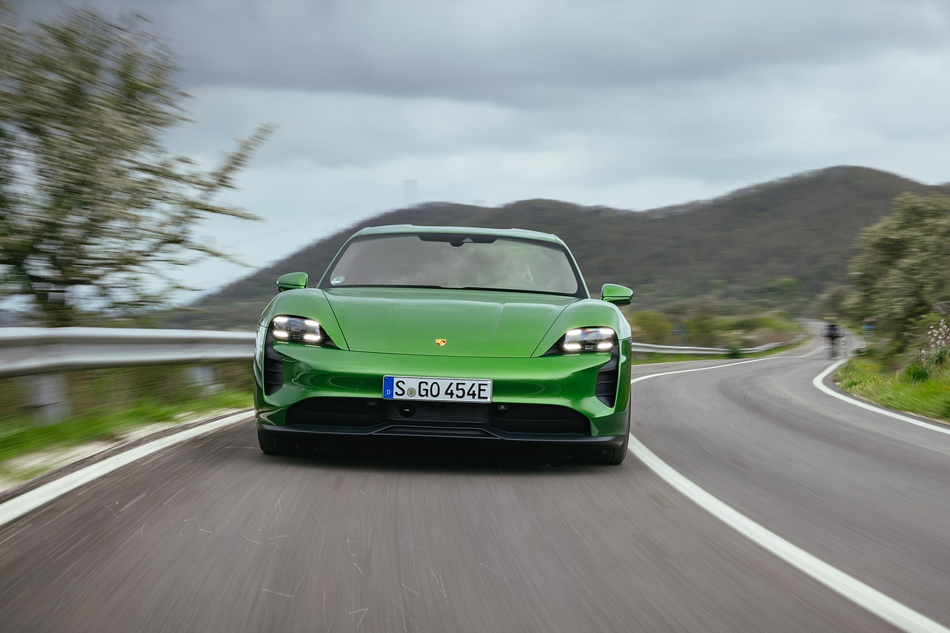 Download 2022 Porsche Taycan GTS Sport Turismo - Front HD Wallpaper 1921x1280 #27