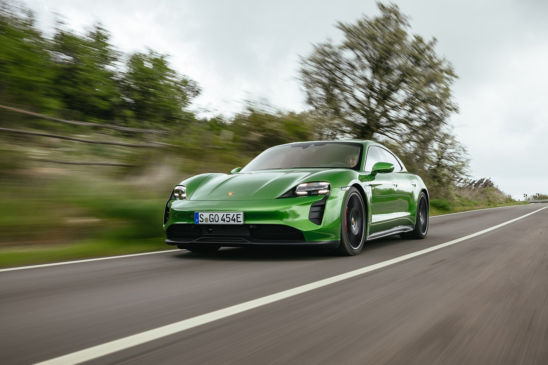 Download 2022 Porsche Taycan GTS Sport Turismo - Front HD Wallpaper 1921x1280 #32