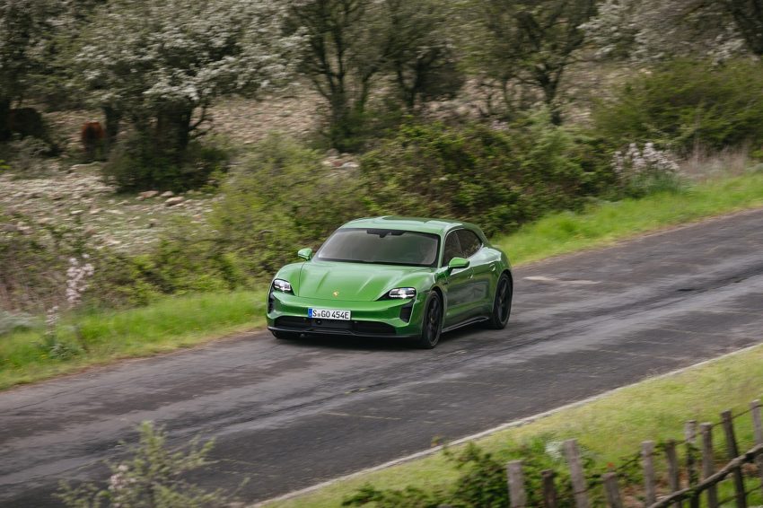 2022 Porsche Taycan GTS Sport Turismo - Front Wallpaper 850x566 #40