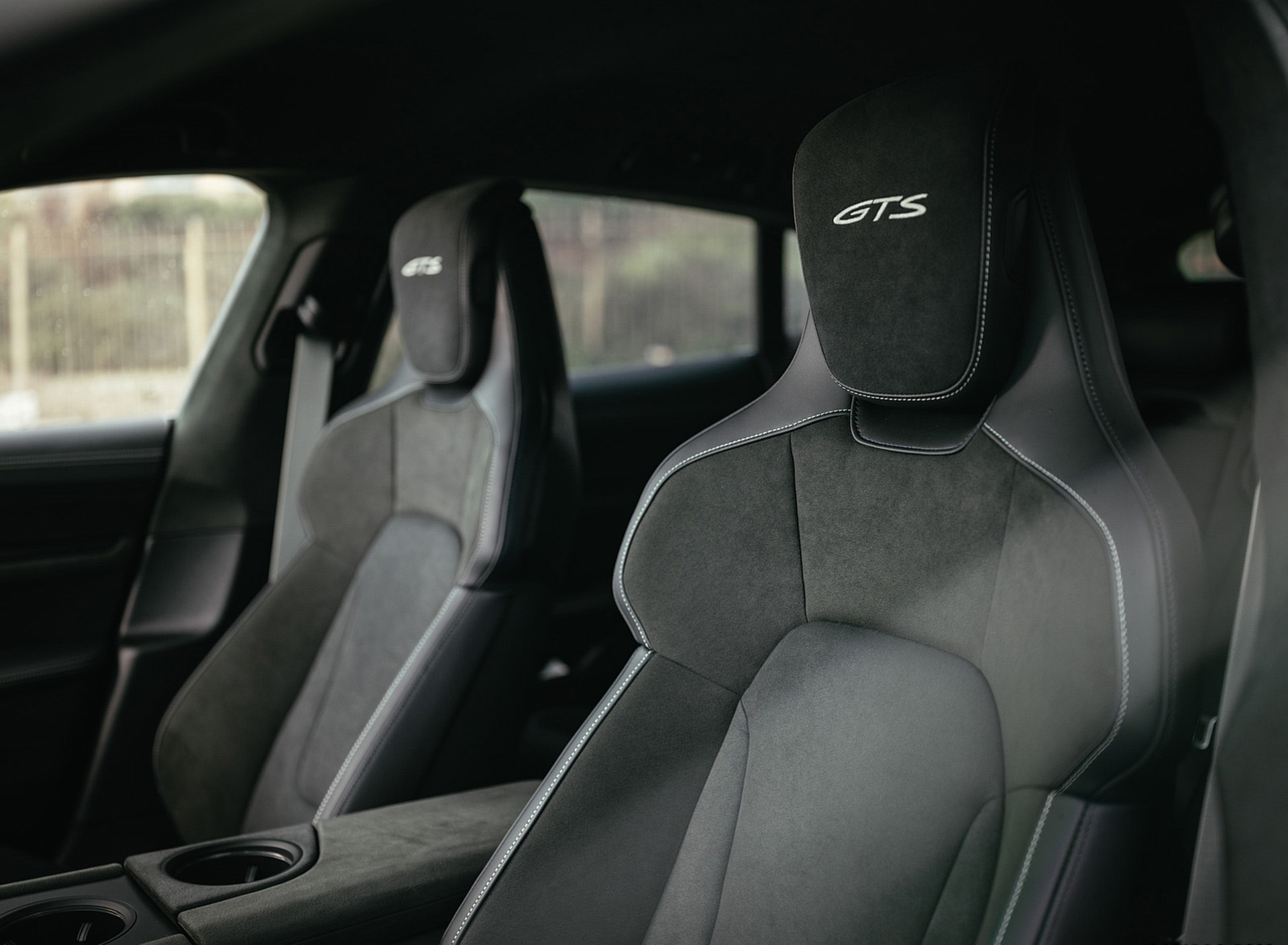 Download 2022 Porsche Taycan GTS Sport Turismo - Interior, Front Seats HD Wallpaper 1920x1409 #63