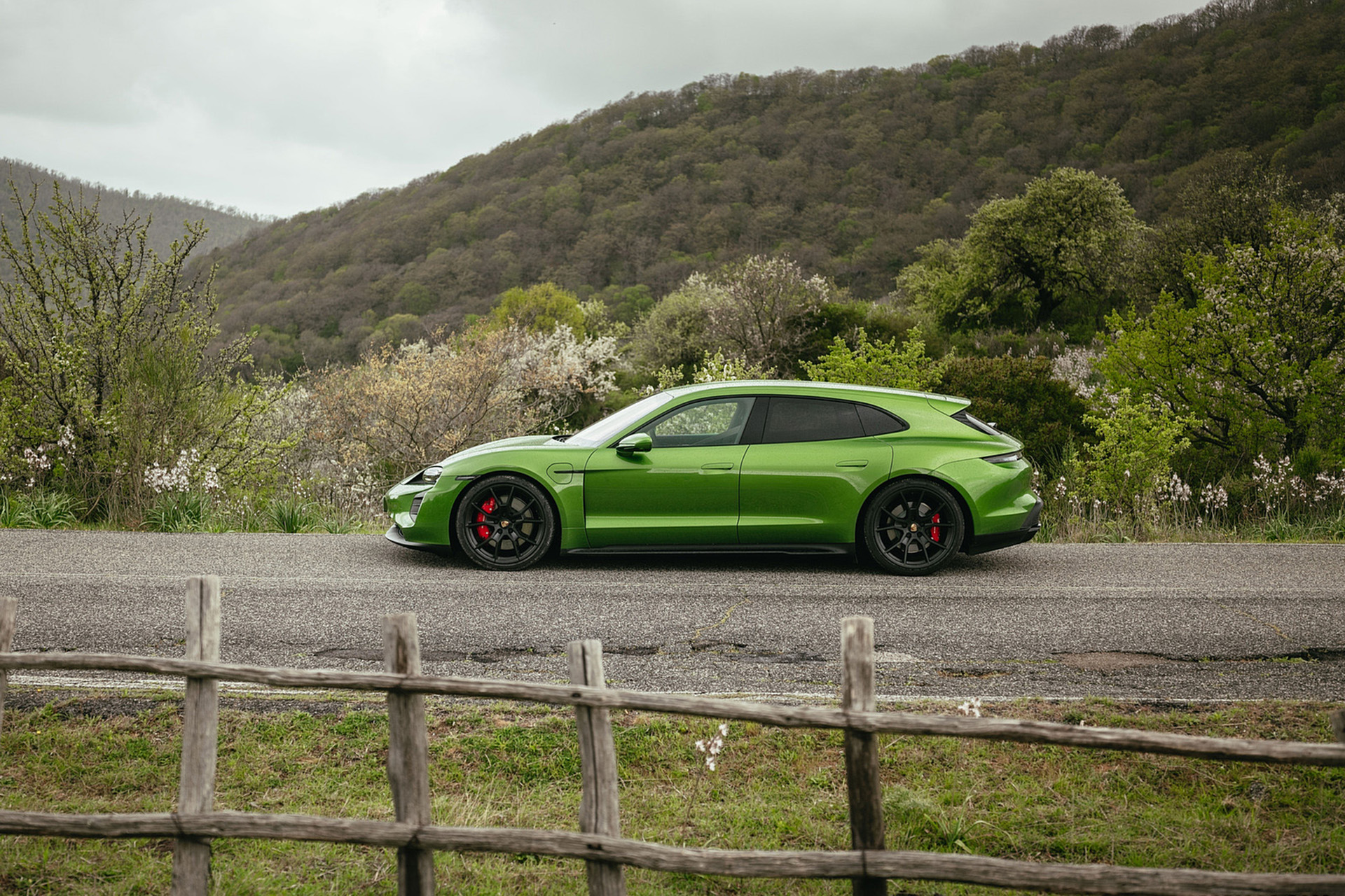 Download 2022 Porsche Taycan GTS Sport Turismo - Side HD Wallpaper 1920x1280 #52