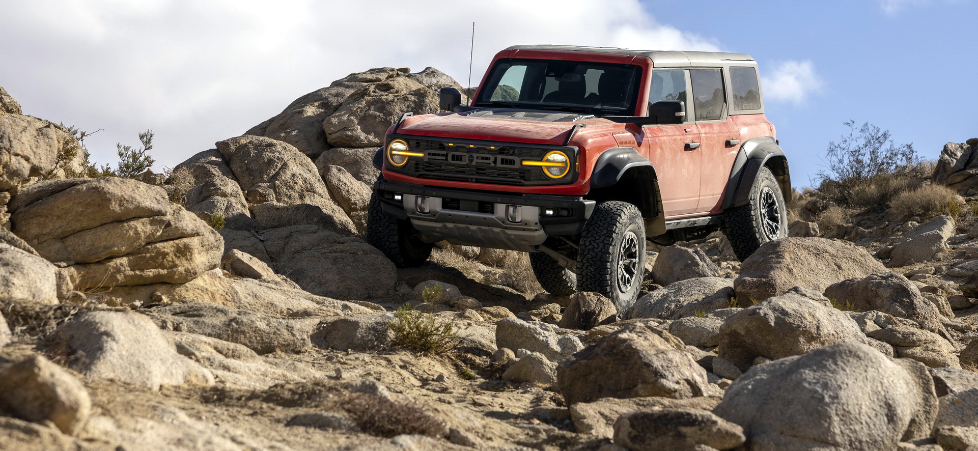 Download 2022 Ford Bronco Raptor - Front Three-Quarter HD Wallpaper 1921x886 #12