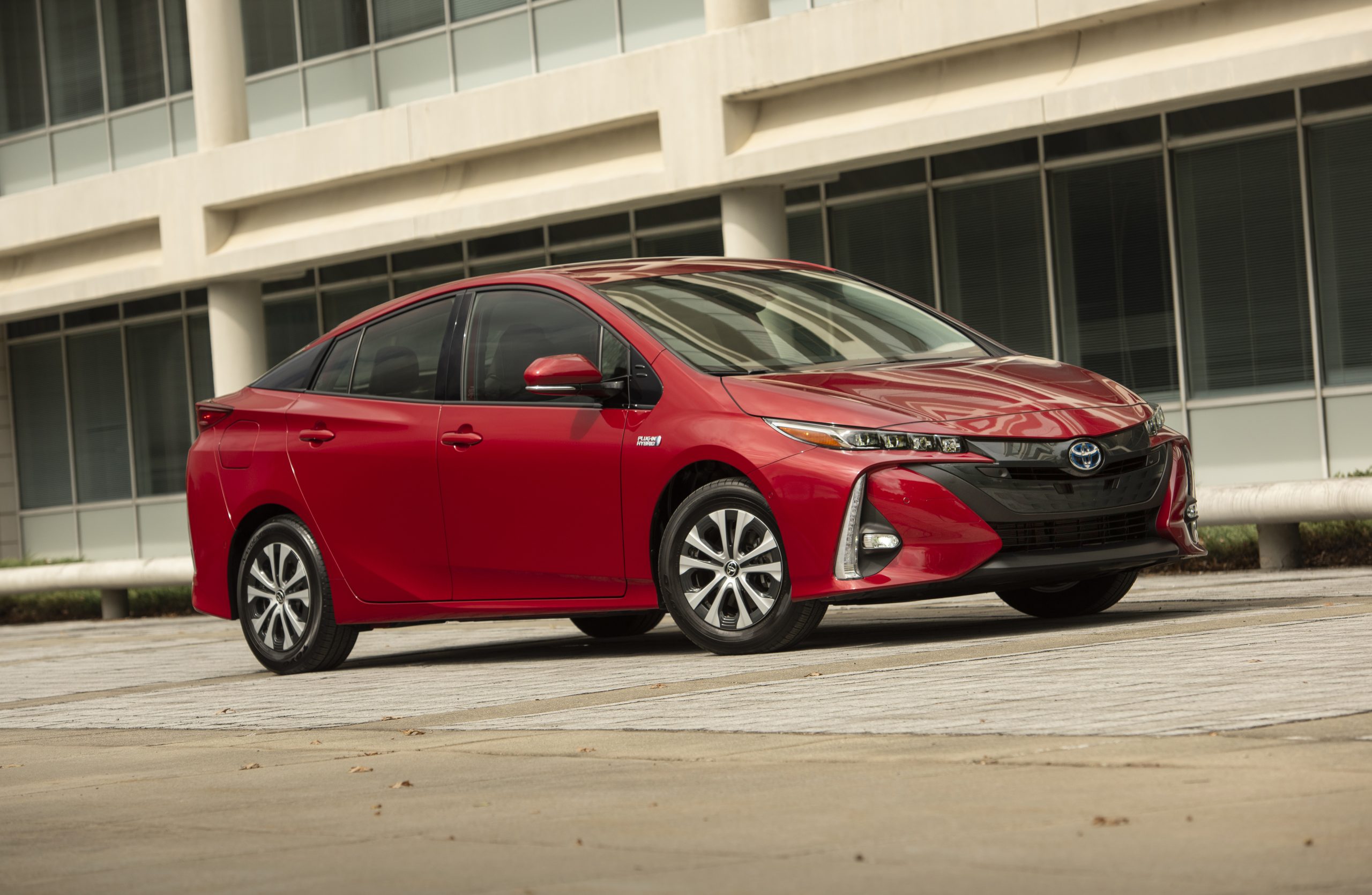 Download 2022 Toyota Prius Prime - Front Three-Quarter HD Wallpaper 2560x1671 #3