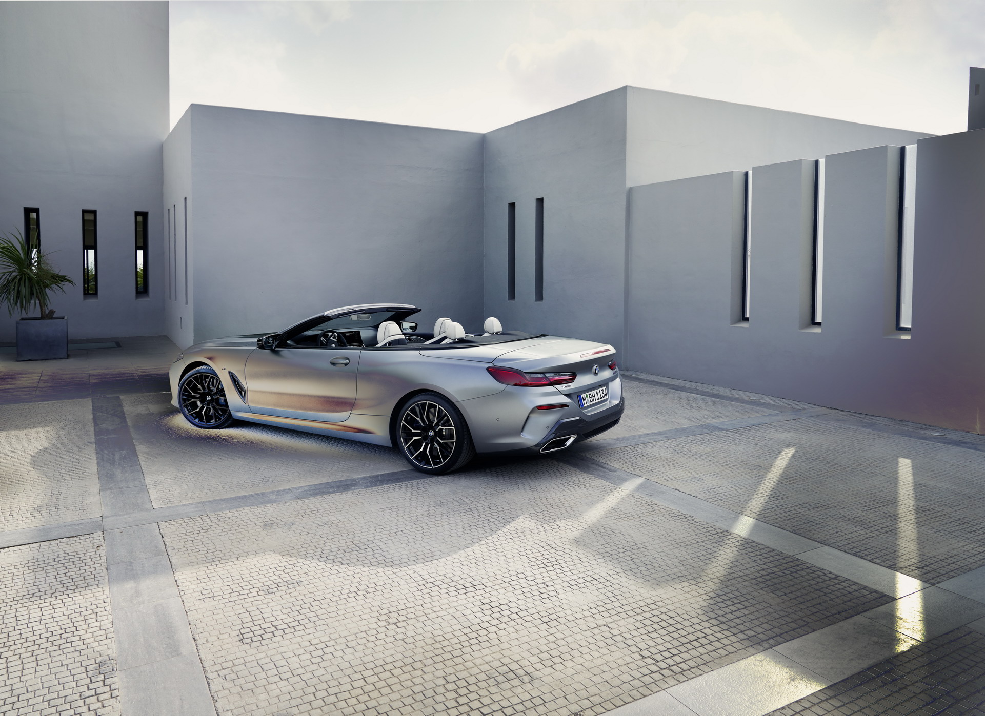 Download 2023 BMW M850i xDrive Convertible - Rear Three-Quarter HD Wallpaper 1921x1397 #10
