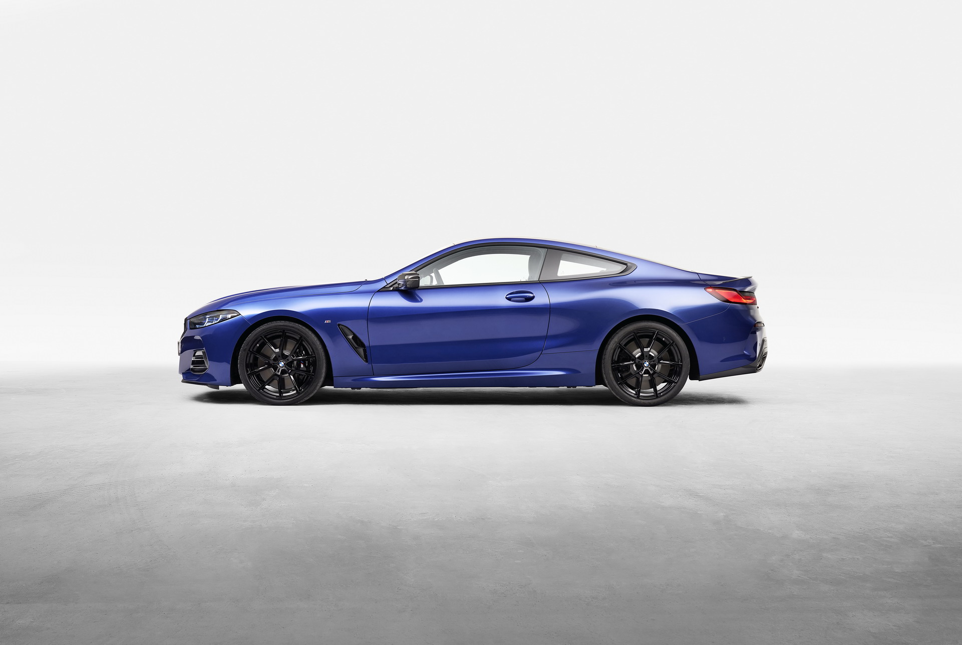 Download 2023 BMW M850i xDrive Coupe - Side HD Wallpaper 1921x1288 #25