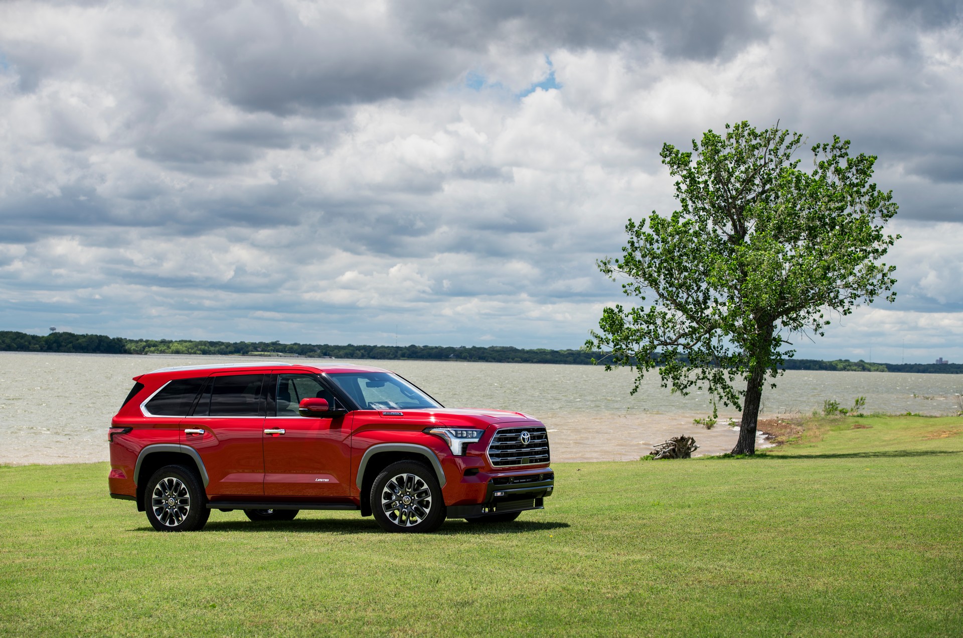 Download 2023 Toyota Sequoia Limited - Front Three-Quarter HD Wallpaper 1920x1271 #17