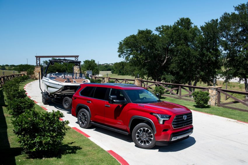 2023 Toyota Sequoia Limited - Towing a Boat Wallpaper 850x567 #13