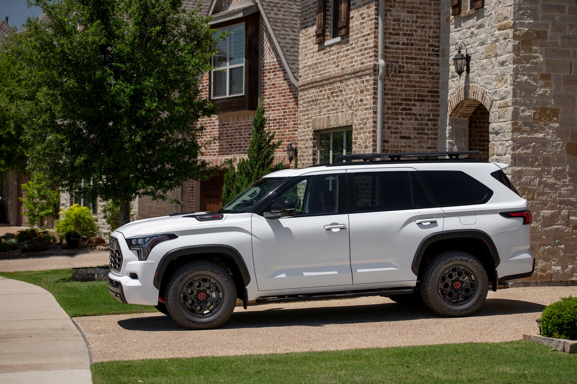 Download 2023 Toyota Sequoia TRD Pro - Front Three-Quarter HD Wallpaper 1920x1280 #34