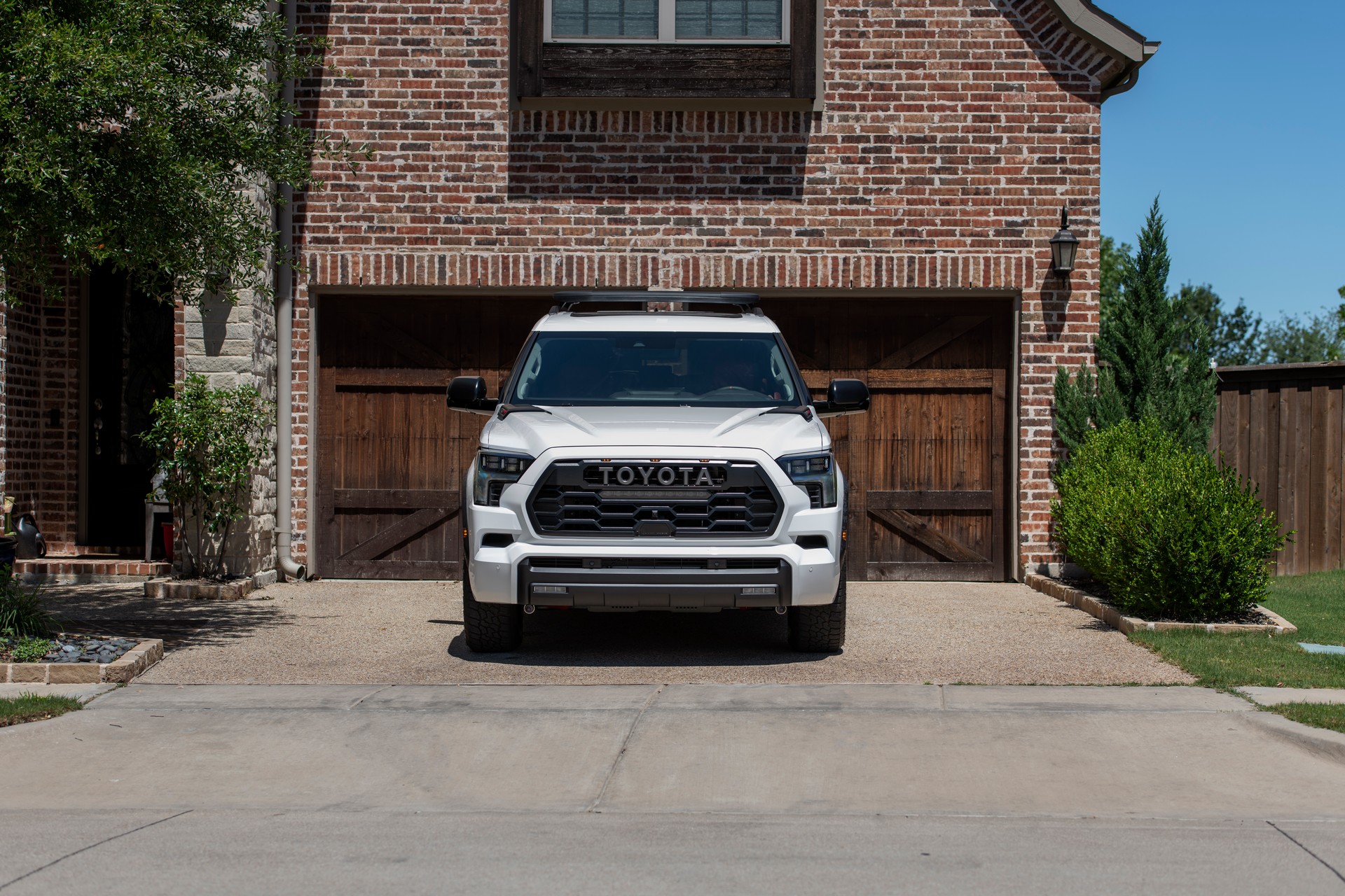 Download 2023 Toyota Sequoia TRD Pro - Front HD Wallpaper 1920x1280 #36