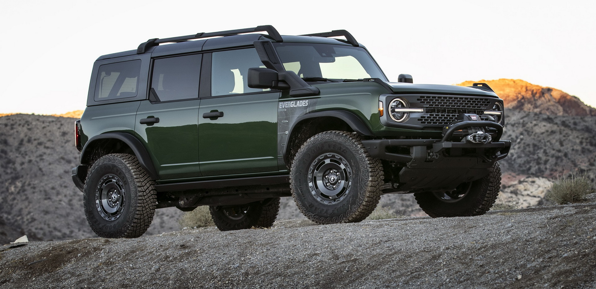 Download 2022 Ford Bronco Everglades Edition - Front Three-Quarter HD Wallpaper 1921x932 #36