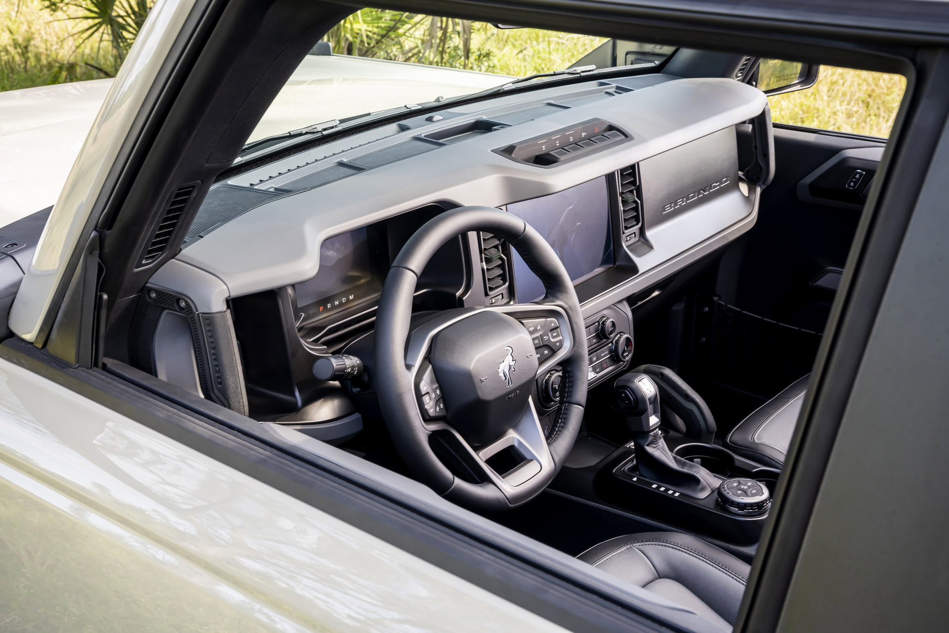 Download 2022 Ford Bronco Everglades Edition - Interior HD Wallpaper 1921x1281 #29