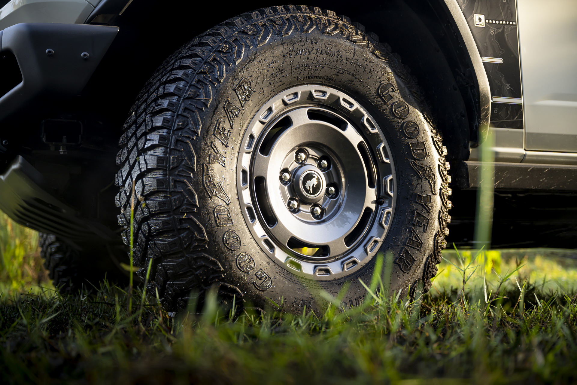 Download 2022 Ford Bronco Everglades Edition - Wheel HD Wallpaper 1921x1281 #23
