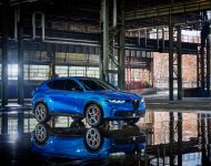 2023 Alfa Romeo Tonale Veloce - Front Three-Quarter Wallpaper 190x150