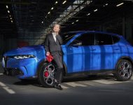 2023 Alfa Romeo Tonale Veloce - Front Three-Quarter Wallpaper 190x150