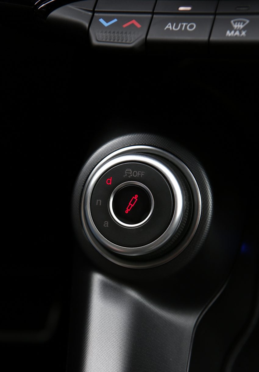2023 Alfa Romeo Tonale Veloce - Interior, Detail Phone Wallpaper 850x1217 #28