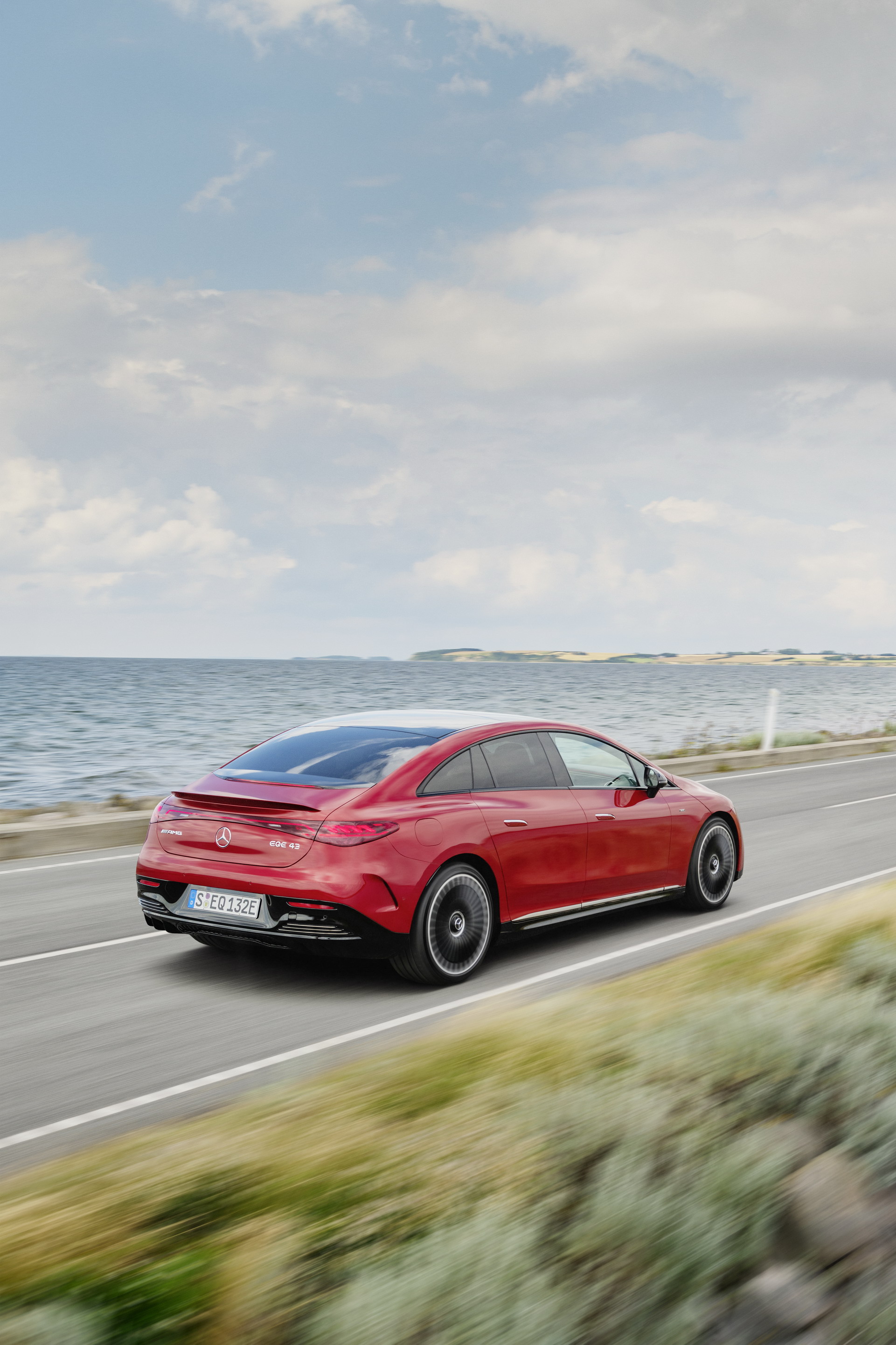 Download 2023 Mercedes-AMG EQE 43 4Matic - Rear Three-Quarter HD Phone Wallpaper 1921x2882 #8