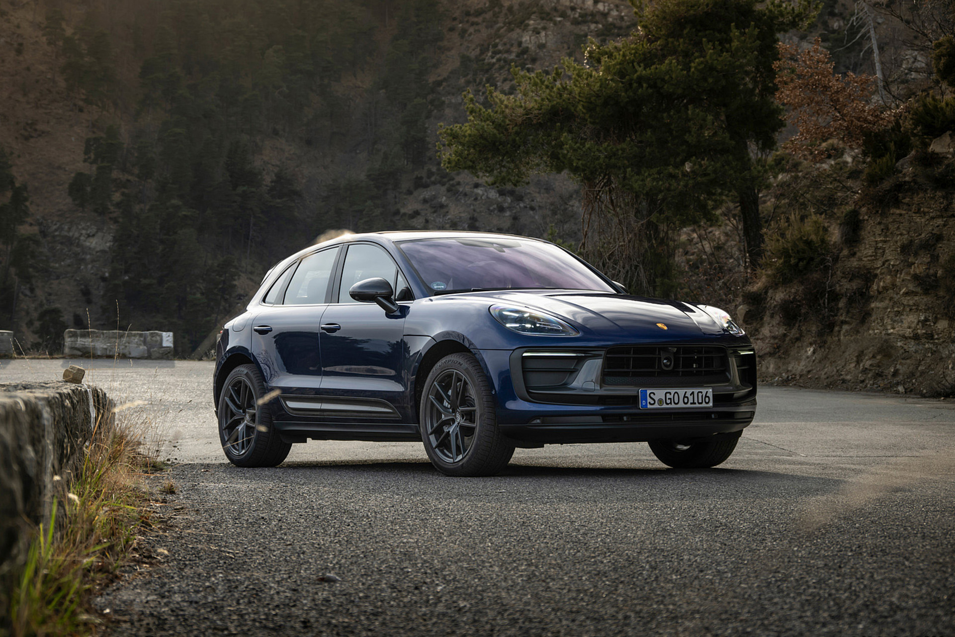 Download 2023 Porsche Macan T - Front Three-Quarter HD Wallpaper 1921x1281 #178