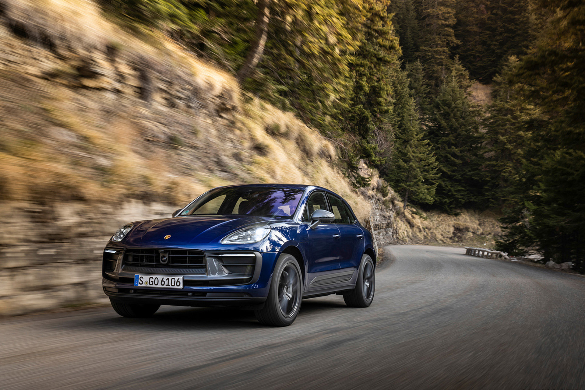 Download 2023 Porsche Macan T - Front Three-Quarter HD Wallpaper 1921x1281 #156