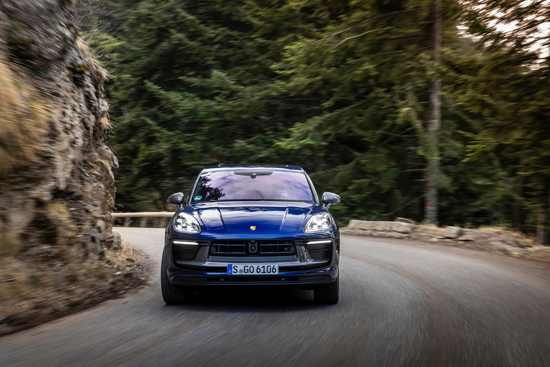 Download 2023 Porsche Macan T - Front HD Wallpaper 1921x1281 #157