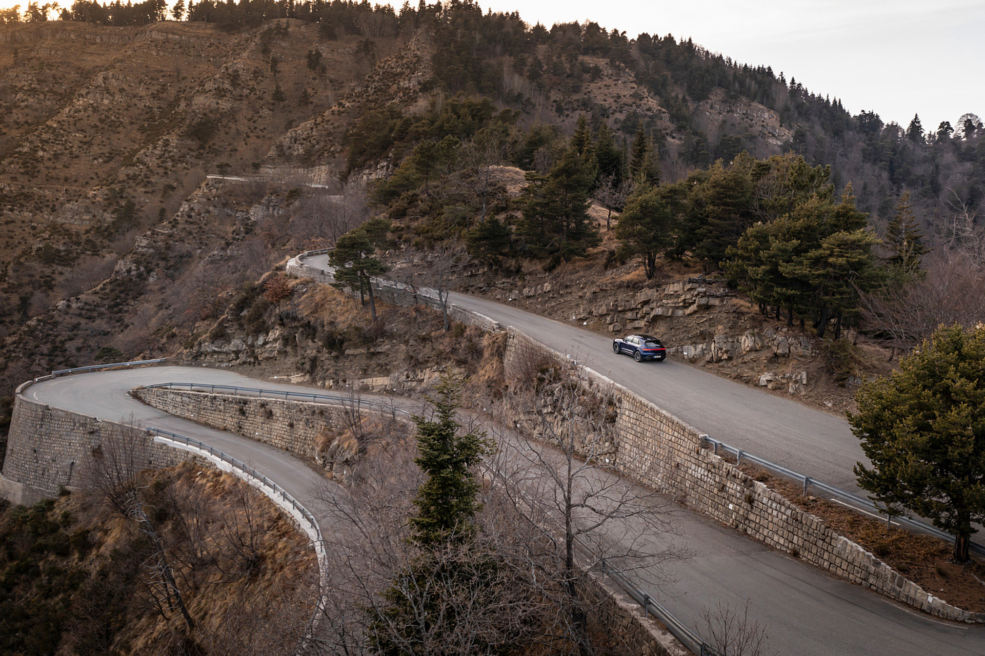 Download 2023 Porsche Macan T - Rear Three-Quarter HD Wallpaper 1921x1280 #180