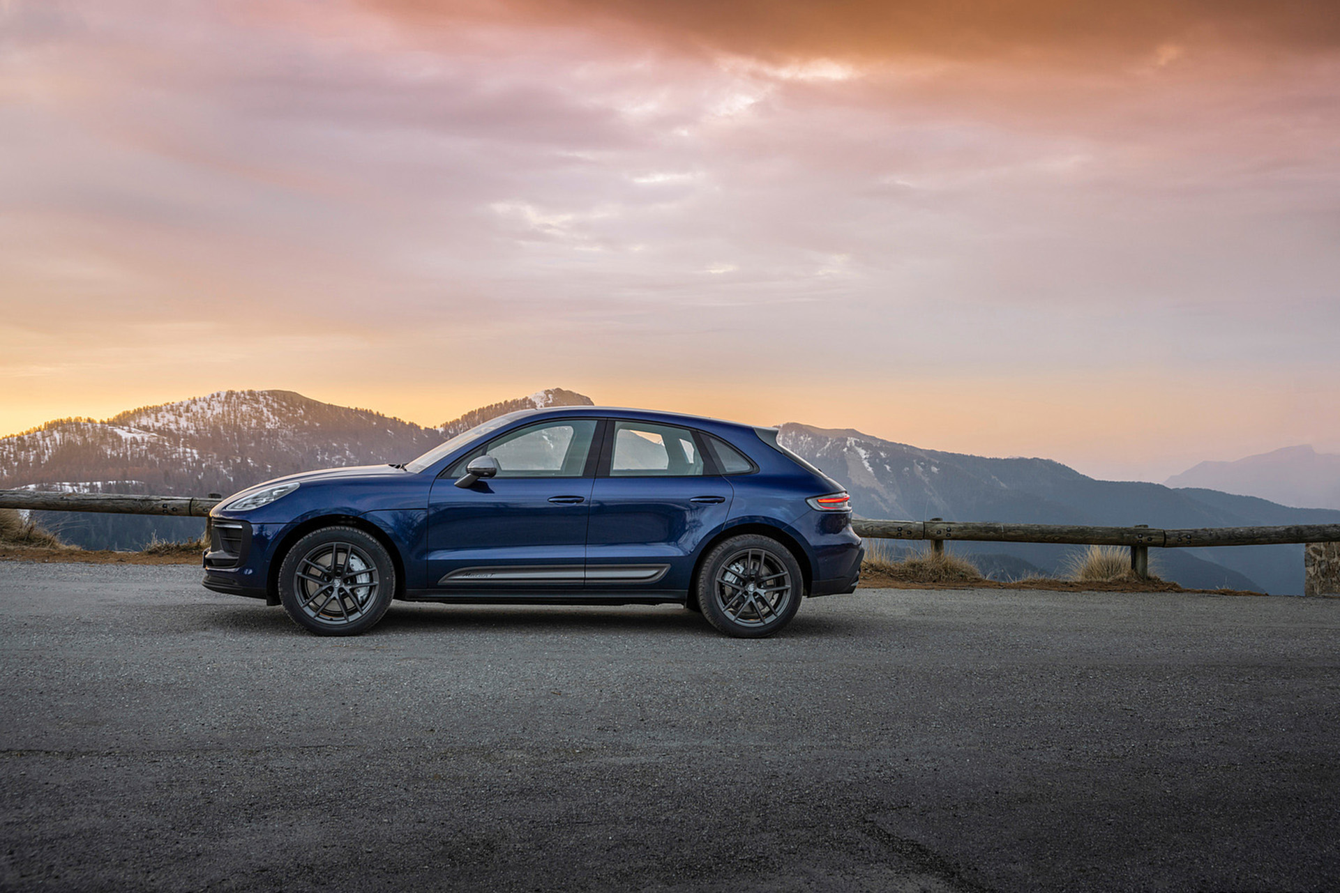 Download 2023 Porsche Macan T - Side HD Wallpaper 1921x1281 #182