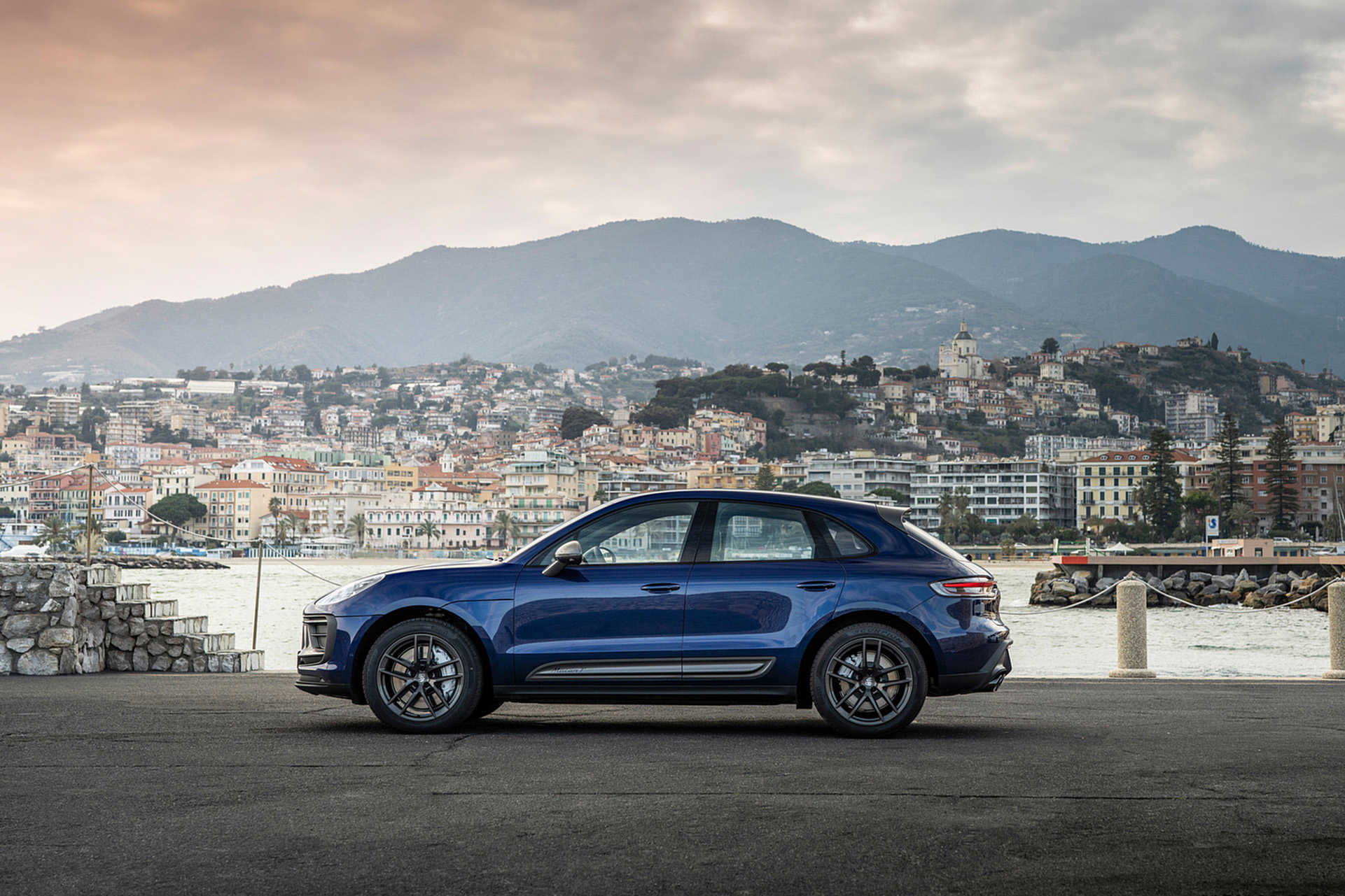 Download 2023 Porsche Macan T - Side HD Wallpaper 1921x1281 #189