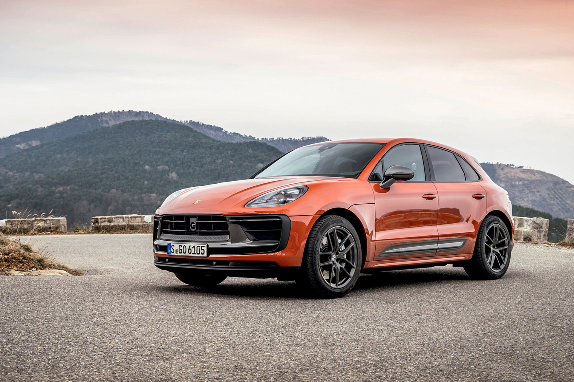 Download 2023 Porsche Macan T - Front Three-Quarter HD Wallpaper 1921x1281 #127
