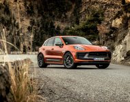 2023 Porsche Macan T - Front Three-Quarter Wallpaper 190x150