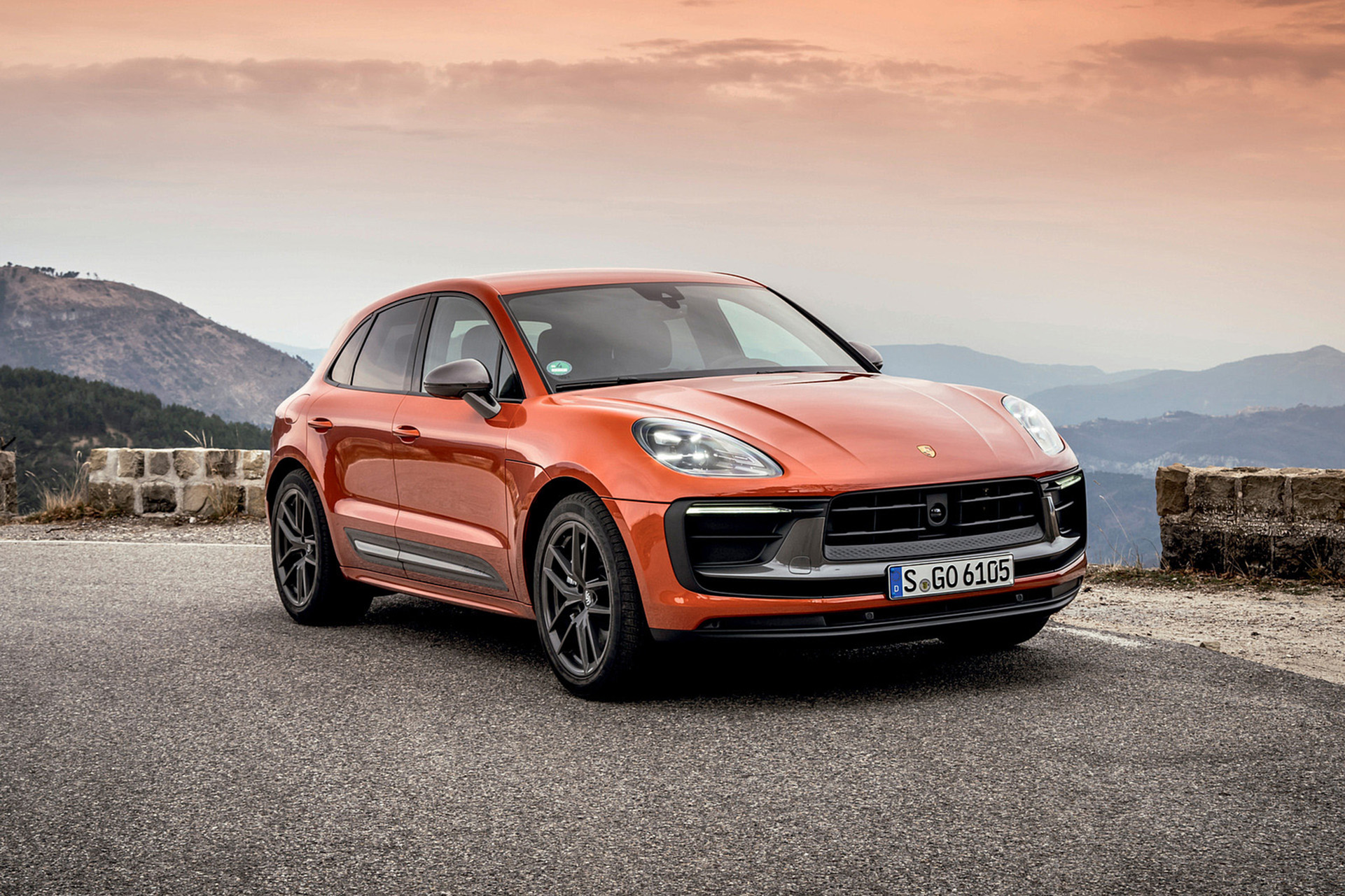 Download 2023 Porsche Macan T - Front Three-Quarter HD Wallpaper 1921x1281 #129