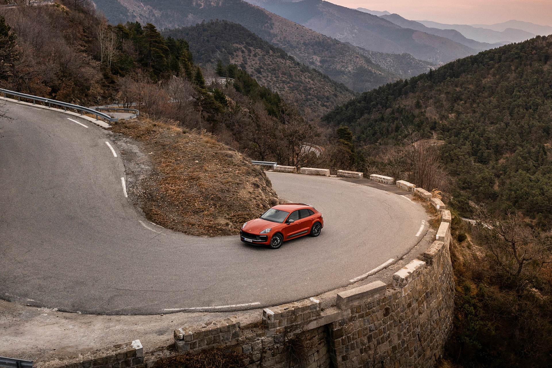 Download 2023 Porsche Macan T - Front Three-Quarter HD Wallpaper 1921x1281 #112
