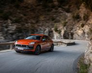2023 Porsche Macan T - Front Three-Quarter Wallpaper 190x150