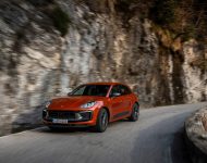2023 Porsche Macan T - Front Three-Quarter Wallpaper 190x150