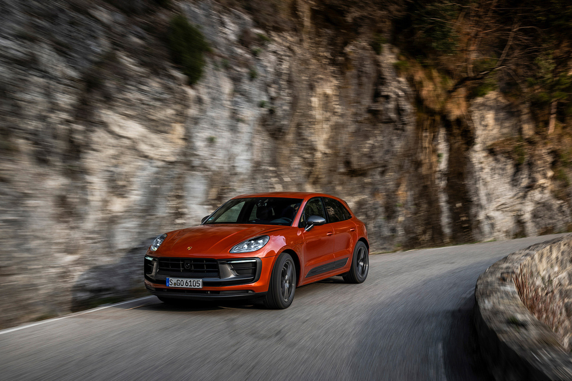 Download 2023 Porsche Macan T - Front Three-Quarter HD Wallpaper 1921x1281 #85