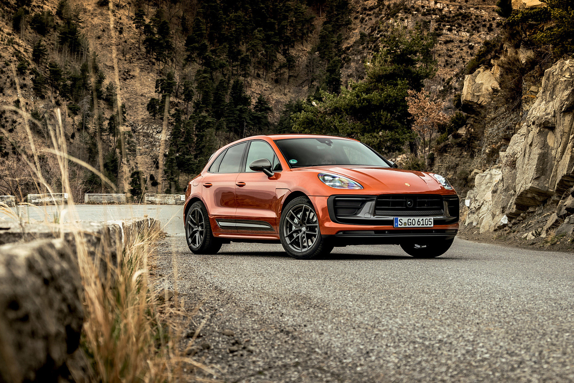 Download 2023 Porsche Macan T - Front Three-Quarter HD Wallpaper 1921x1281 #125
