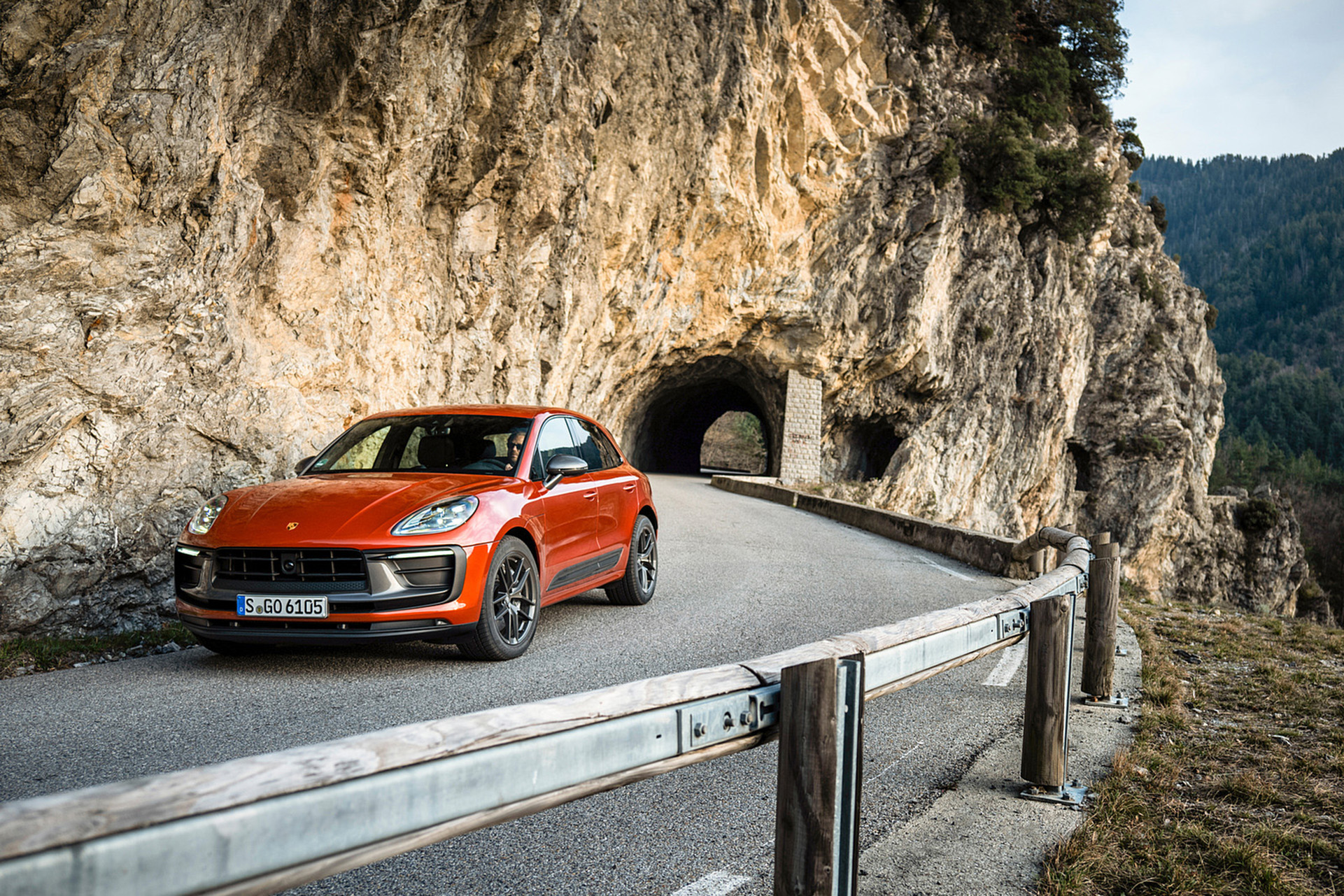 Download 2023 Porsche Macan T - Front HD Wallpaper 1921x1281 #115