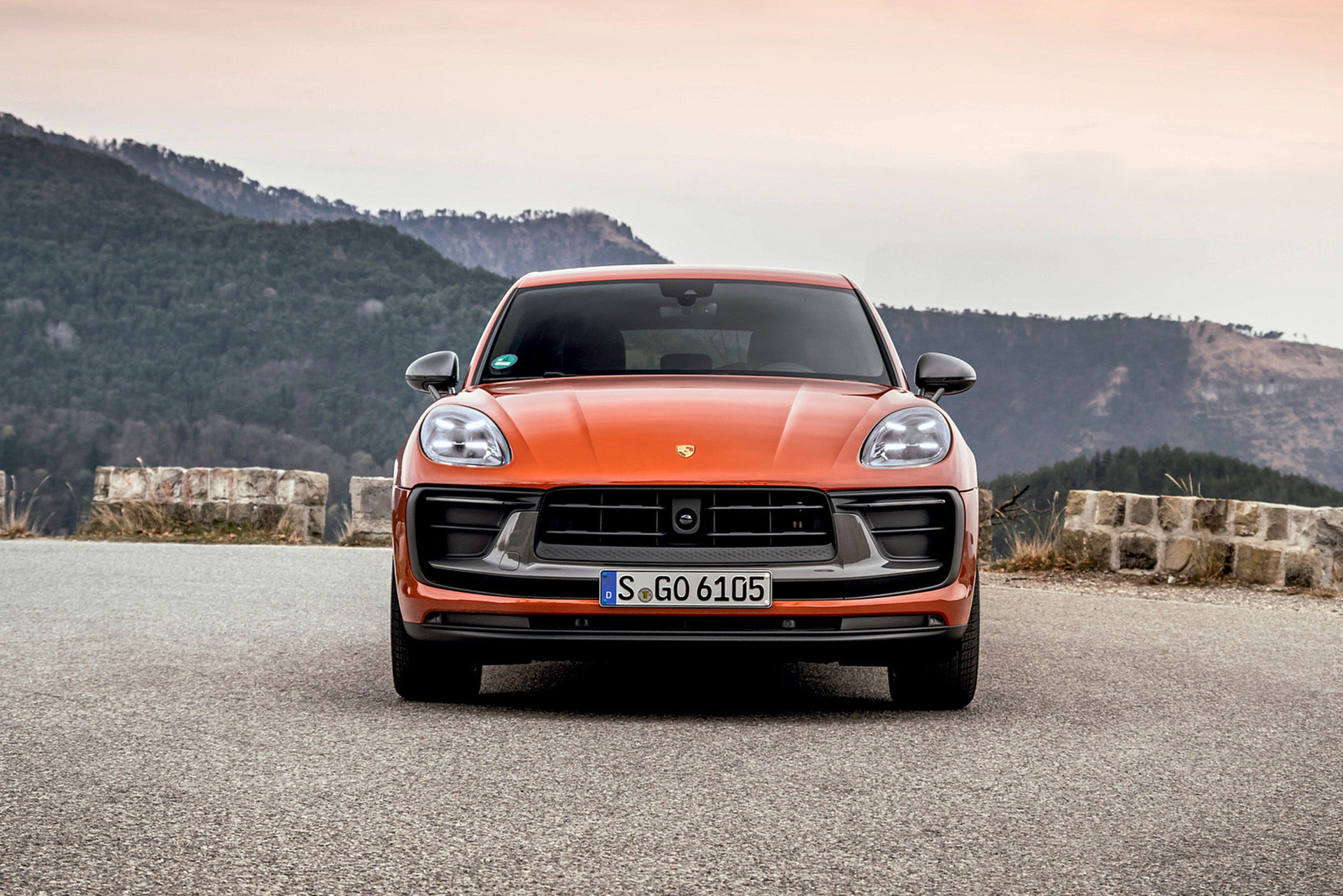 Download 2023 Porsche Macan T - Front HD Wallpaper 1921x1281 #130