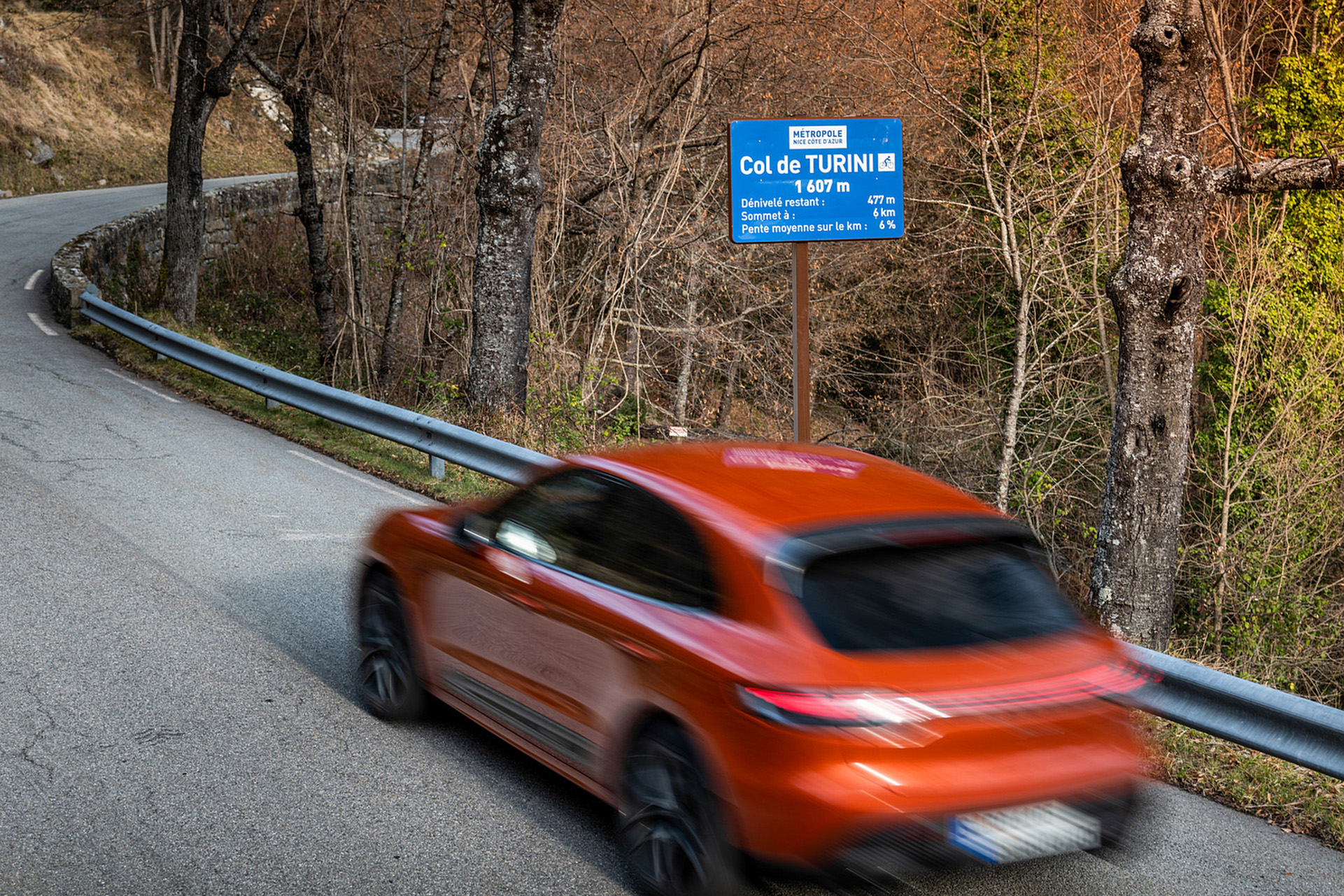 Download 2023 Porsche Macan T - Rear Three-Quarter HD Wallpaper 1921x1281 #88